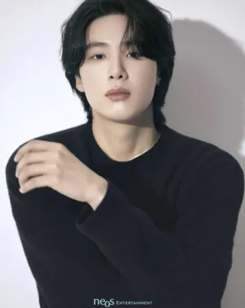 ▲▼《梨泰院》金東希爆霸凌辯「用腳推胸」消失5年！簽新公司疑復出。（圖／翻攝自neos ENTERTAINMENT IG）