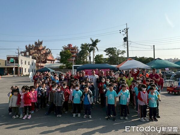 ▲台南市消防局第二大隊結合捐血活動，在下營國小辦理防災宣導，吸引親子與學童熱情參與。（記者林東良翻攝，下同）