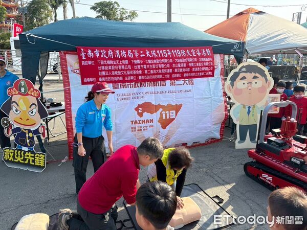 ▲台南市消防局第二大隊結合捐血活動，在下營國小辦理防災宣導，吸引親子與學童熱情參與。（記者林東良翻攝，下同）