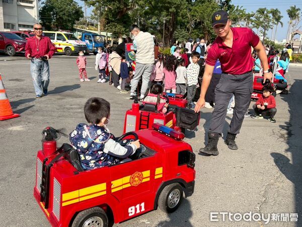 ▲台南市消防局第二大隊結合捐血活動，在下營國小辦理防災宣導，吸引親子與學童熱情參與。（記者林東良翻攝，下同）