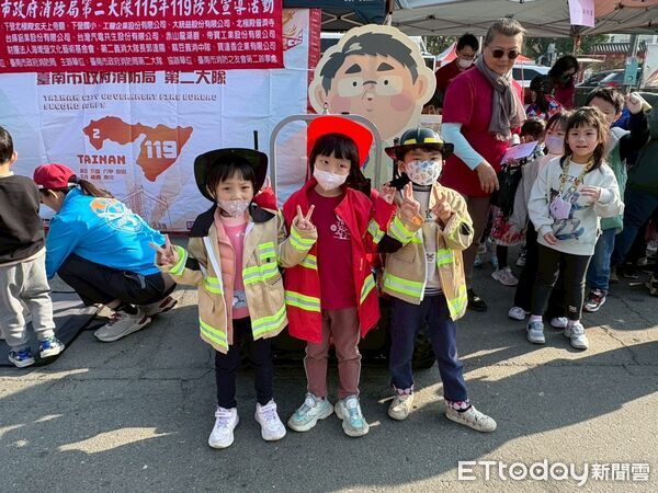 ▲台南市消防局第二大隊結合捐血活動，在下營國小辦理防災宣導，吸引親子與學童熱情參與。（記者林東良翻攝，下同）