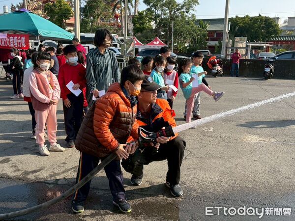 ▲台南市消防局第二大隊結合捐血活動，在下營國小辦理防災宣導，吸引親子與學童熱情參與。（記者林東良翻攝，下同）