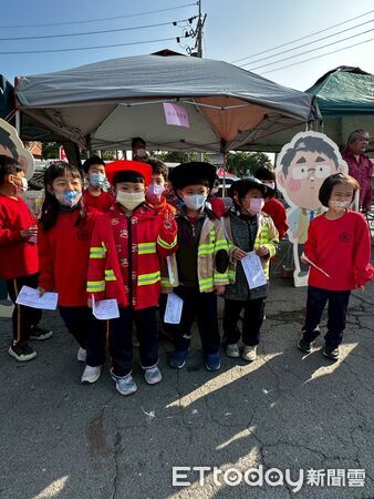 ▲台南市消防局第二大隊結合捐血活動，在下營國小辦理防災宣導，吸引親子與學童熱情參與。（記者林東良翻攝，下同）