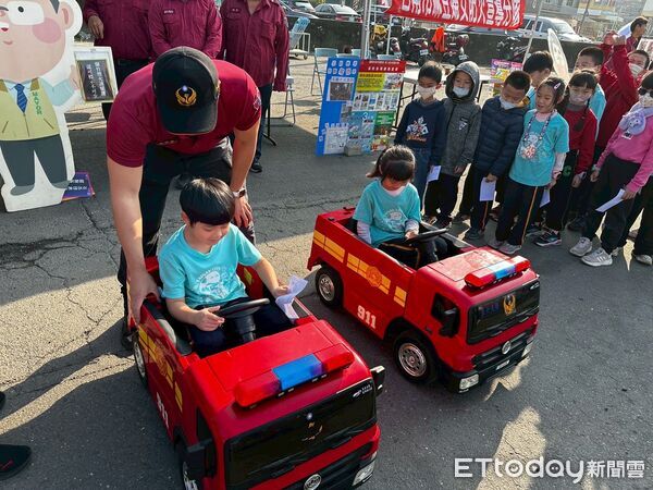 ▲台南市消防局第二大隊結合捐血活動，在下營國小辦理防災宣導，吸引親子與學童熱情參與。（記者林東良翻攝，下同）