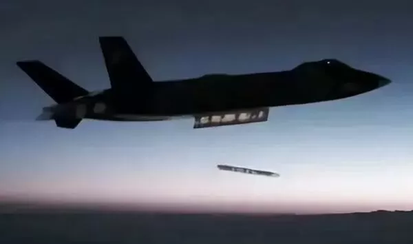 ▲▼殲-20發射一枚被稱為「小飛棍」的空空導彈，疑似射程可突破300公里的霹靂-16。（圖／翻攝自中國軍工）