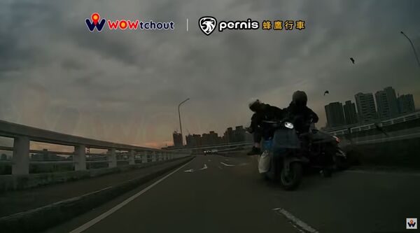絕命畫面曝！20歲男重新橋超車釀禍　追撞女騎士害「斷頸亡」