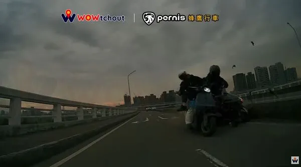 ▲李男騎乘機車時疑似未注意車況，追撞前方許女，許女送醫不治。（圖／翻攝自Wowtchout）