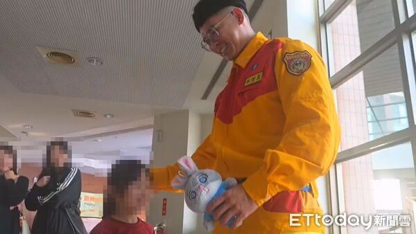 ▲▼      6歲小沂光復堰塞湖潰堤受困1天　幸運獲救現身向屏東勇消致敬       。（圖／記者陳崑福翻攝）