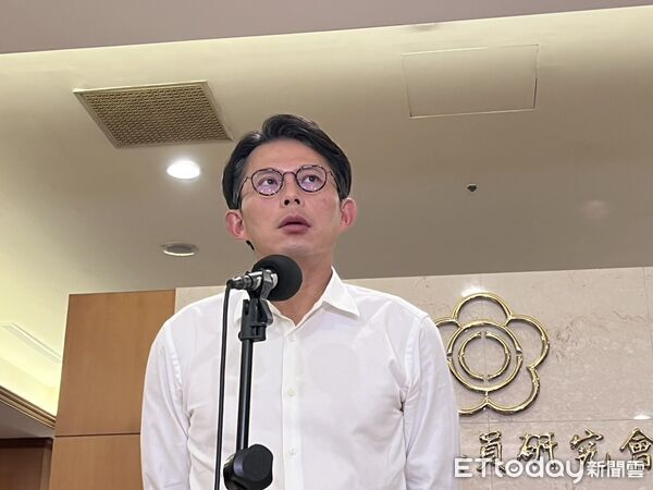 ▲民眾黨立委黃國昌19日下午在立法院受訪。（圖／記者蘇靖宸攝）