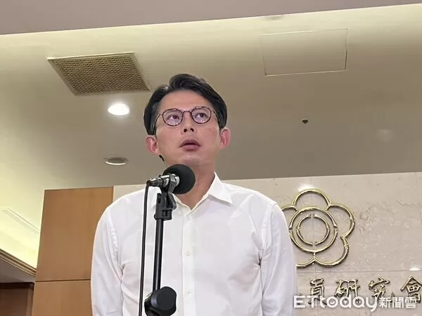 ▲民眾黨立委黃國昌19日下午在立法院受訪。（圖／記者蘇靖宸攝）