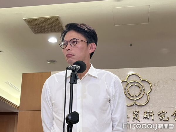 ▲民眾黨立委黃國昌19日下午在立法院回應攜帶走國防部機密資料。（圖／記者蘇靖宸攝）