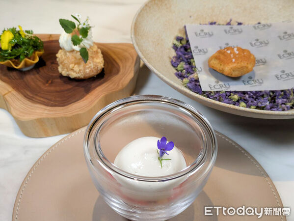 ▲台北東區法餐&Eacute;CRU冬季菜單登場　開胃菜以紫羅蘭入菜「主菜大啖鹿肉」。（圖／記者黃士原攝）