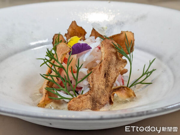 ▲台北東區法餐&Eacute;CRU冬季菜單登場　開胃菜以紫羅蘭入菜「主菜大啖鹿肉」。（圖／記者黃士原攝）