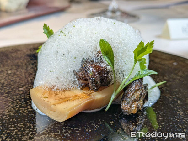 ▲台北東區法餐&Eacute;CRU冬季菜單登場　開胃菜以紫羅蘭入菜「主菜大啖鹿肉」。（圖／記者黃士原攝）