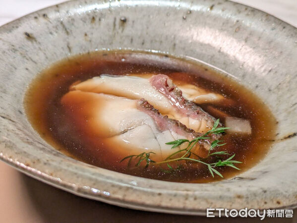 ▲台北東區法餐&Eacute;CRU冬季菜單登場　開胃菜以紫羅蘭入菜「主菜大啖鹿肉」。（圖／記者黃士原攝）