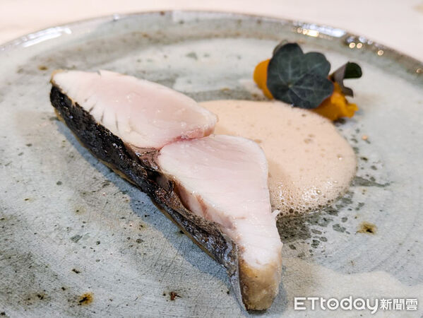 ▲台北東區法餐&Eacute;CRU冬季菜單登場　開胃菜以紫羅蘭入菜「主菜大啖鹿肉」。（圖／記者黃士原攝）