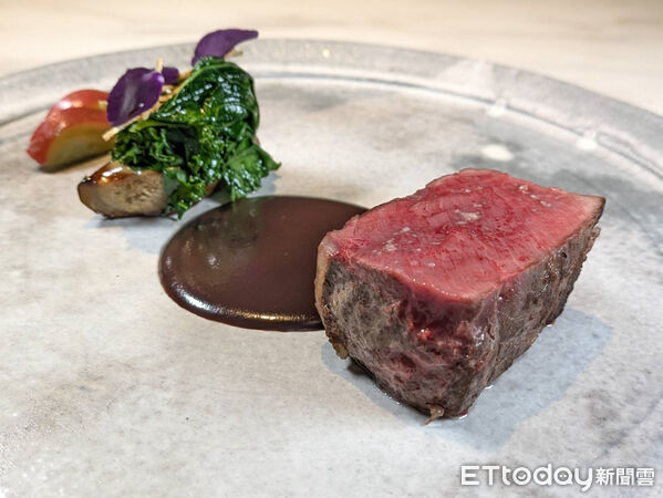 ▲台北東區法餐&Eacute;CRU冬季菜單登場　開胃菜以紫羅蘭入菜「主菜大啖鹿肉」。（圖／記者黃士原攝）