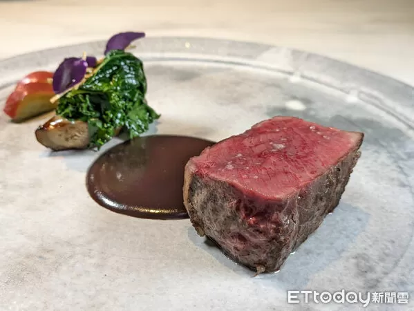 ▲台北東區法餐ÉCRU冬季菜單登場　開胃菜以紫羅蘭入菜「主菜大啖鹿肉」。（圖／記者黃士原攝）