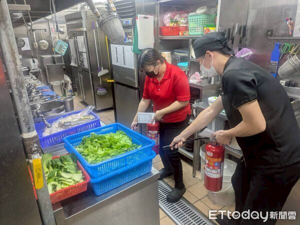 ▲南消第六大隊於119消防節選定家樂福安平店，實兵模擬大型賣場火災搶救。（記者林東良翻攝，下同）