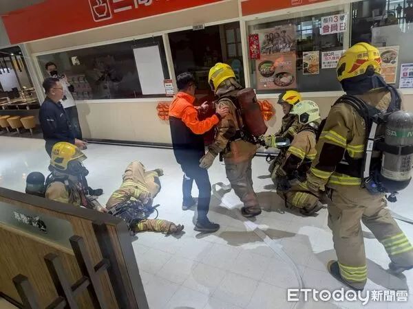 ▲南消第六大隊於119消防節選定家樂福安平店，實兵模擬大型賣場火災搶救。（記者林東良翻攝，下同）