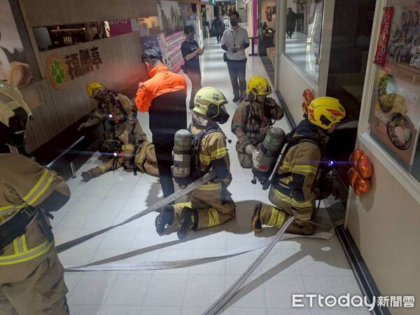 ▲南消第六大隊於119消防節選定家樂福安平店，實兵模擬大型賣場火災搶救。（記者林東良翻攝，下同）