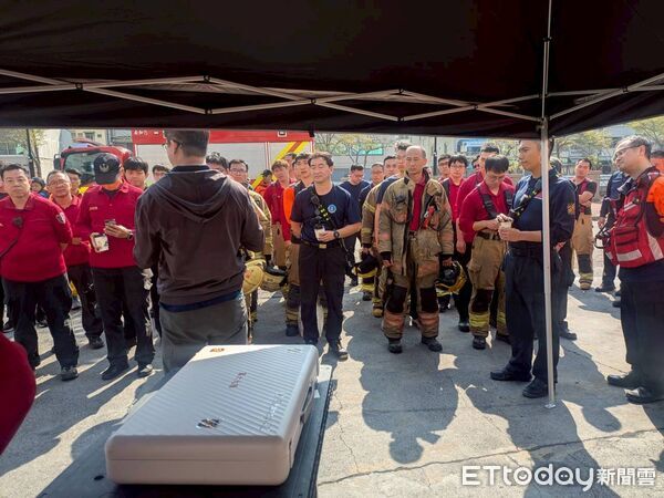 ▲南消第六大隊於119消防節選定家樂福安平店，實兵模擬大型賣場火災搶救。（記者林東良翻攝，下同）