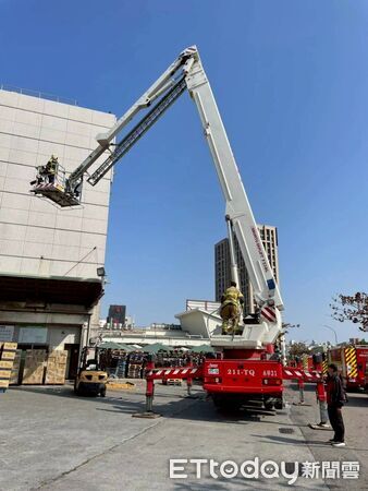 ▲南消第六大隊於119消防節選定家樂福安平店，實兵模擬大型賣場火災搶救。（記者林東良翻攝，下同）