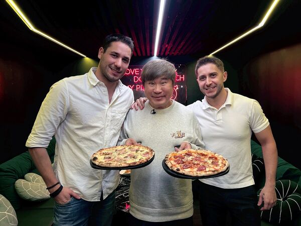 ▲胡瓜(左)與名師賴世雄。（圖／下面一位）