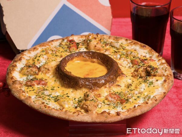 ▲▼達美樂火山披薩系列推出新春限定「金沙起司火山」，並找來台北喜來登大飯店館內米其林入選餐廳「辰園」合作聯手打造「極品大龍蝦金沙起司火山披薩」。（圖／業者提供）