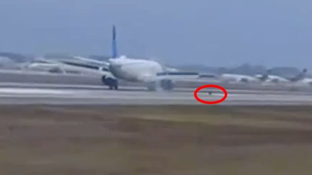 ▲▼客機降落「失控暴衝」差點仆街！　疑前輪噴飛影片曝光。（圖／翻攝X）