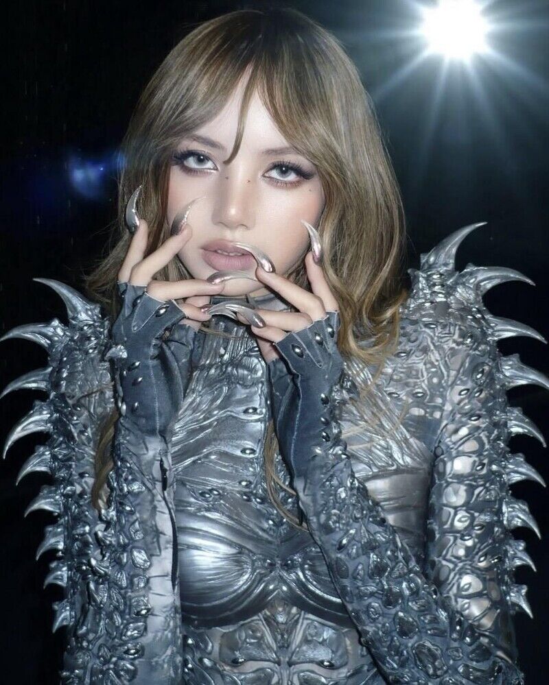 2026金球獎：Lisa指尖細節同樣吸睛！盤點Lisa 6款經典美甲造型解析