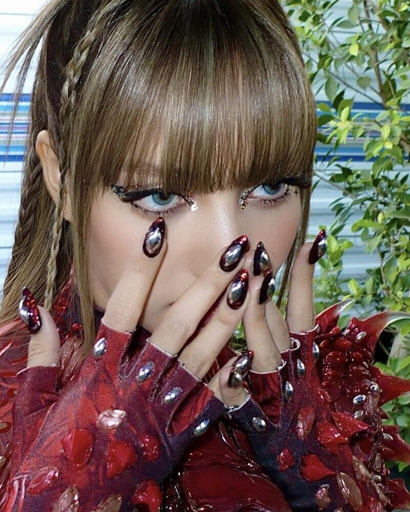 2026金球獎：Lisa指尖細節同樣吸睛！盤點Lisa 6款經典美甲造型解析