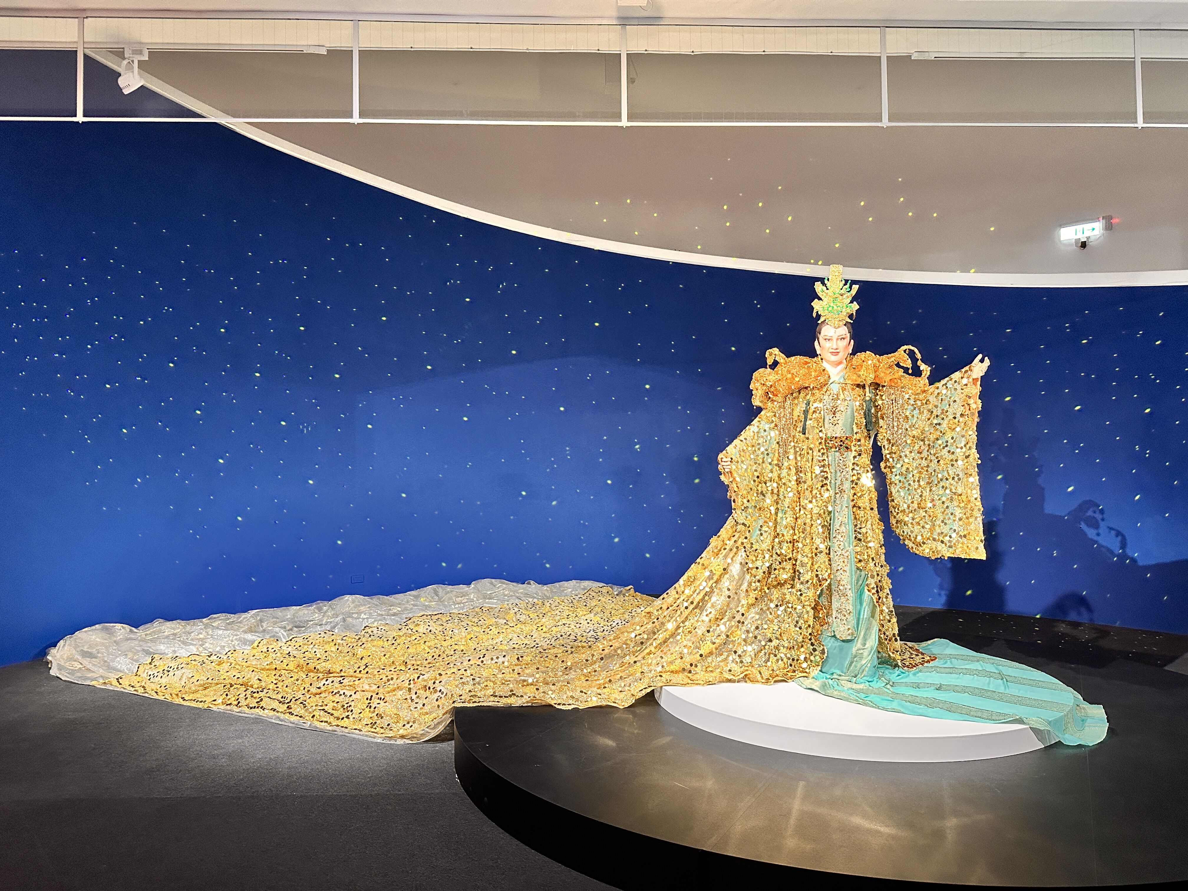 ▲▼為了呼應「初戀」，展覽入口就打造楊麗花的等身仿真人偶。（圖／記者林育綾攝）