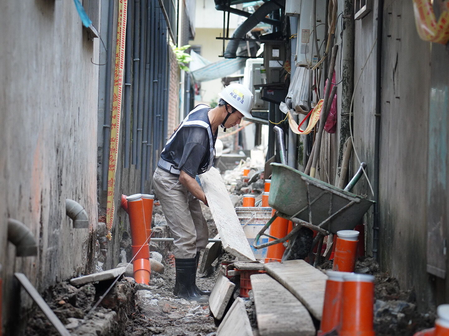 ▲視察三峽污水下水道接管工程。（圖／新北市水利局提供）