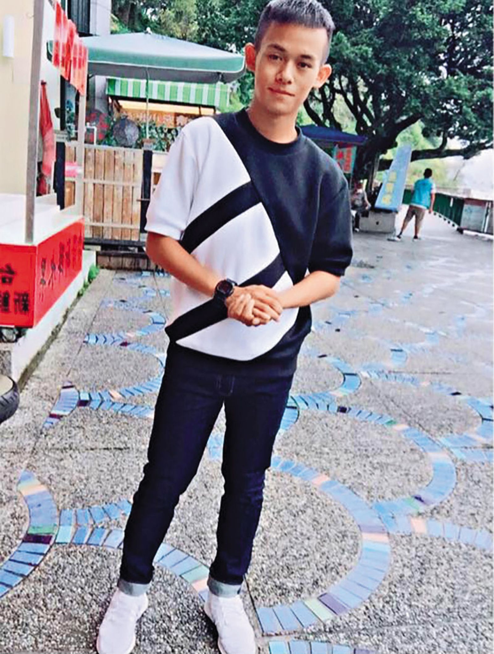 海軍陸戰隊中士陳瑞勇手持五星旗自拍效忠中國影片，並向中共領取20萬元，遭檢方以違反《國安法》起訴。（翻攝陳瑞勇臉書）