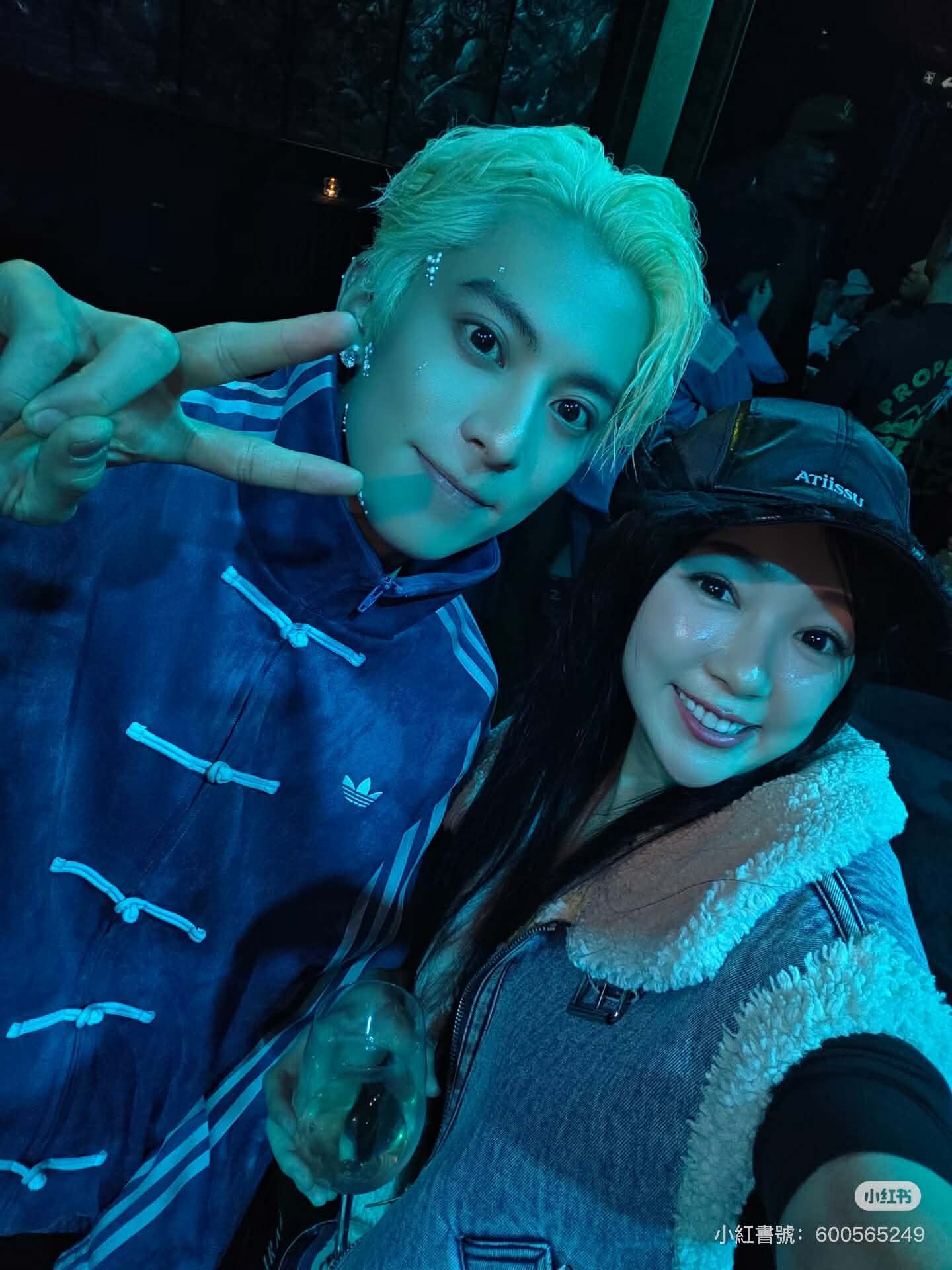 ▲▼丫頭「破次元同框」王鶴棣！靠頭合照網驚呆。（圖／翻攝自微博）