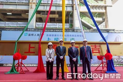 一度停工惹議　蔡明忠低調赴「高雄之星」上梁