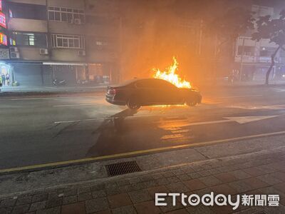 台中BMW停紅燈突竄大火！整輛燒毀畫面曝光　壯年男跳車逃命