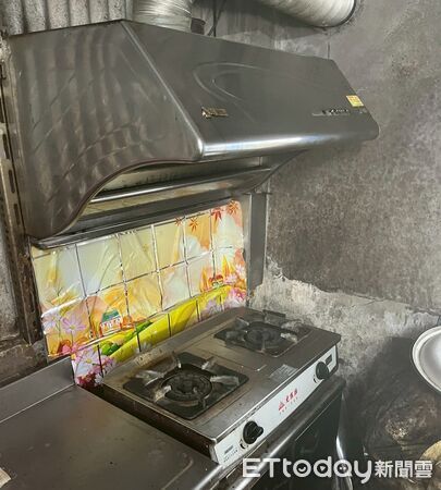 ▲台南市善化區住戶拜拜忘記關火，鍋子燒乾冒出濃煙，幸好及時發現未釀災。（記者林東良翻攝，下同）