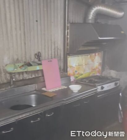 ▲台南市善化區住戶拜拜忘記關火，鍋子燒乾冒出濃煙，幸好及時發現未釀災。（記者林東良翻攝，下同）