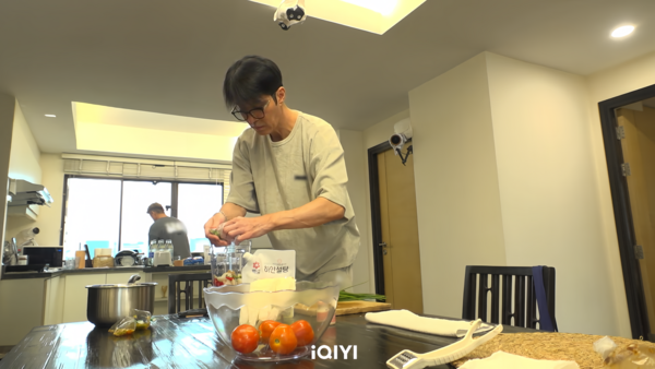 ▲▼ 車大嬸回來了！車勝元親自調味「泰國版泡菜」　工作人員跪求打包。（圖／愛奇藝國際站提供）