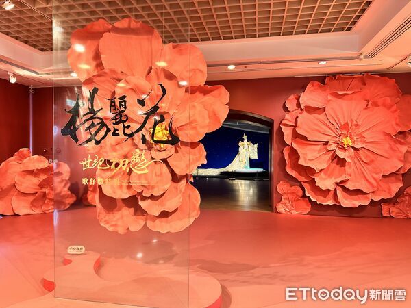 ▲▼為了呼應「初戀」，展覽入口就打造楊麗花的等身仿真人偶。（圖／記者林育綾攝）