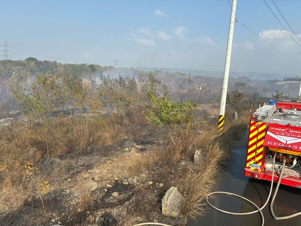 ▲彰化濁水溪沿岸近日連續發生10起雜草火警。（圖／記者唐詠絮翻攝）