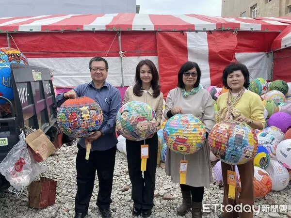 ▲評審老師逐一檢視學童燈籠作品，從構圖、色彩到故事性細細討論。（圖／記者游瓊華翻攝）