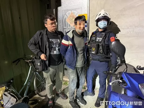 ▲▼ 家中砍父母37刀慘死血泊中　蘆洲逆子「抓到了」畫面曝！。（圖／記者陳以昇翻攝）