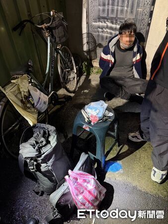 ▲▼ 家中砍父母37刀慘死血泊中　蘆洲逆子「抓到了」畫面曝！。（圖／記者陳以昇翻攝）