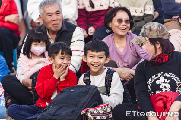 ▲▼  連續三年親子活動經費遭刪，太保市鄭淑分市長極力爭取民間資源辦理紙風車劇團演出   。（圖／太保市公所提供）