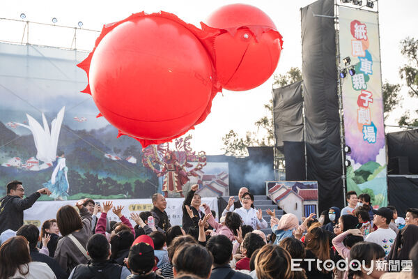 ▲▼  連續三年親子活動經費遭刪，太保市鄭淑分市長極力爭取民間資源辦理紙風車劇團演出   。（圖／太保市公所提供）
