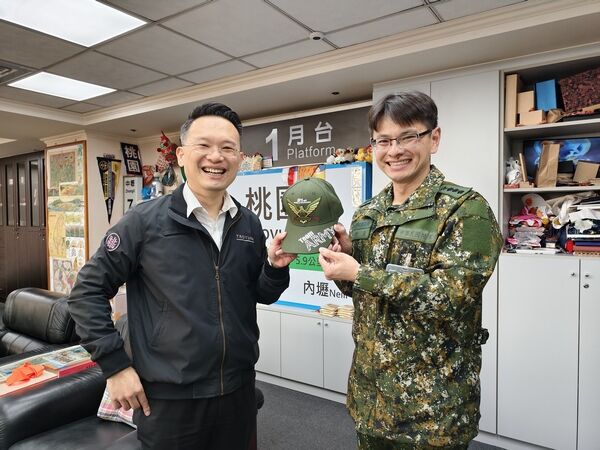 ▲蘇俊賓元旦升旗插畫另類勞軍 