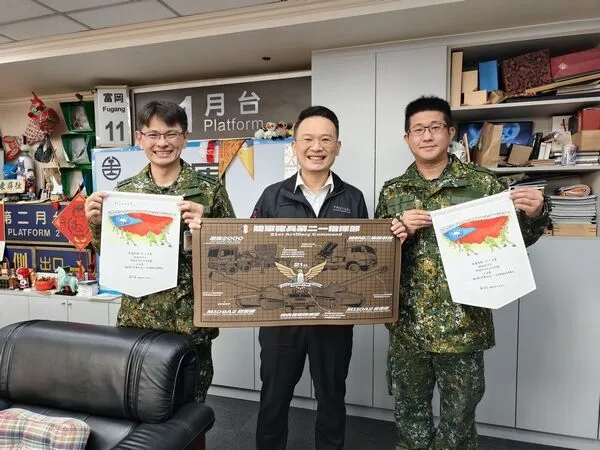 ▲蘇俊賓元旦升旗插畫另類勞軍 